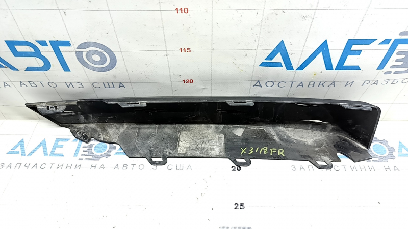 Нижняя накладка решетки переднего бампера для BMW X3 G01 2018-2023, ракурс снизу с явными следами использования.