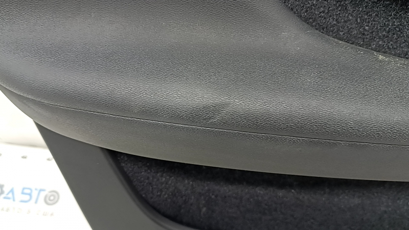 Обшивка передней левой двери Volvo XC40 с видно функциональными элементами.
