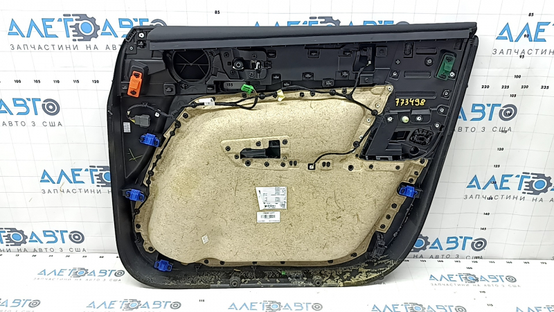 Ракурс черной обшивки двери Volvo XC40 с небольшими дефектами.