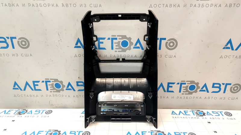 Деталь центральной консоли задней для BMW X5 G05, крупным планом показывающая крепления.