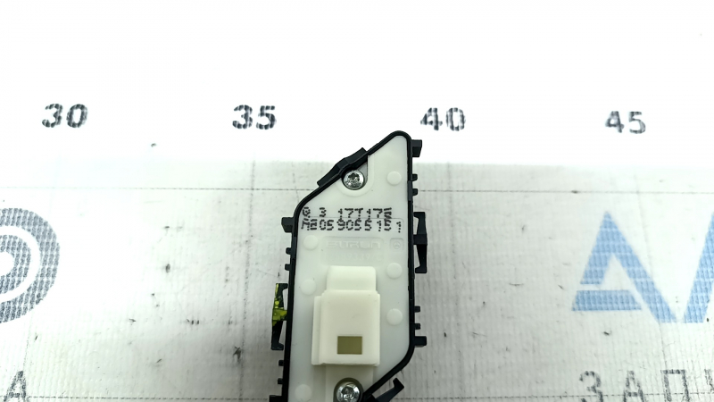 Кнопка центрального замка передняя правая Mercedes C-class W205 15-21 бежевая