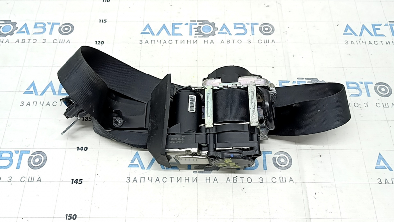 Крупный план прокладки ремня безопасности для Volvo XC40 2019-2026, с заметными следами использования.