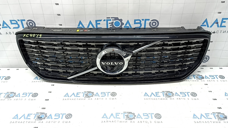 Решетка радиатора grill со значком Volvo XC40 19-22 под камеру, R-Design