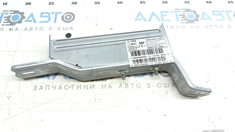 Боковой вид крепежа подушки безопасносности для заднего правого сиденья Mercedes C-class W205 2015-2021.