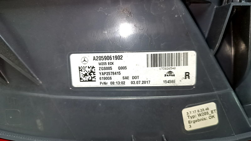 Фонарь правый Mercedes C-class W205 15-18 галоген, скол