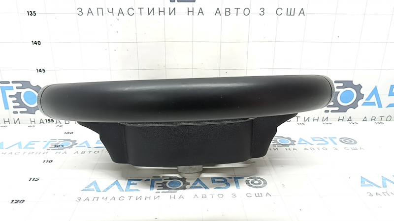 Крупный план износа на рулевом колесе Volvo XC40, царапина заметна на кожаном переплёте.