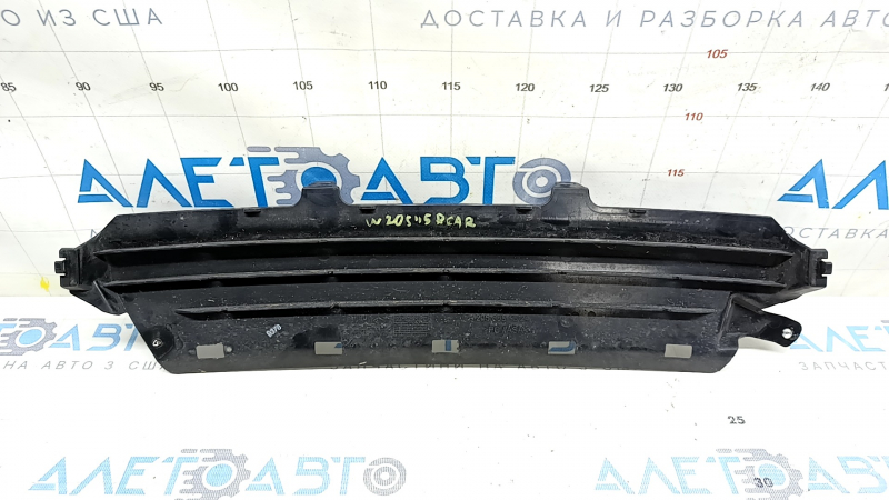 Вид нижней накладки заднего бампера центральной Mercedes C-class W205 с оригинальным номером, видно состояние детали.