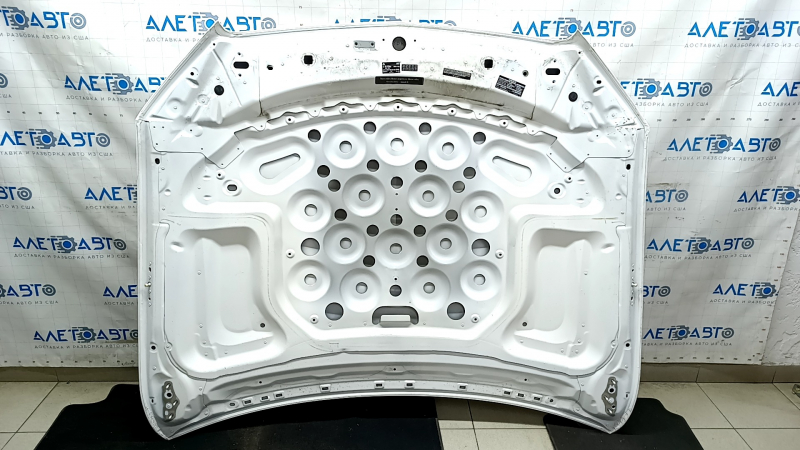 Капот голый Mercedes C-class W205 15-21 алюминий, белый 149, сколы
