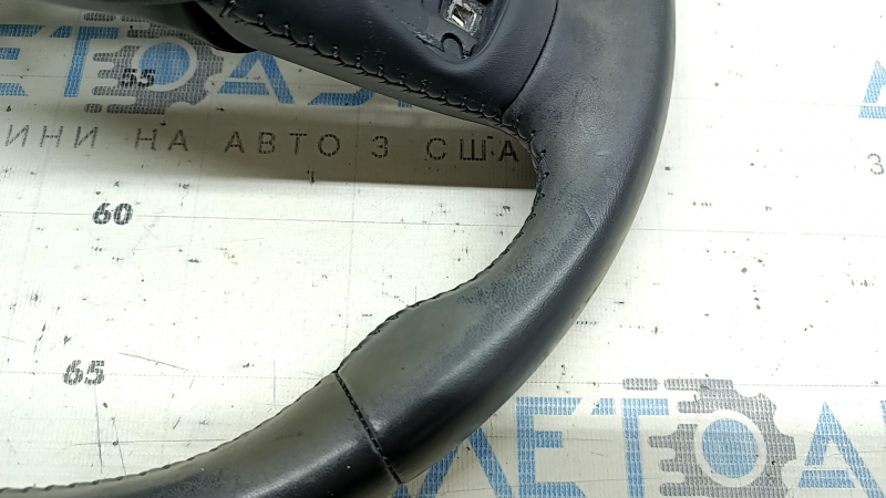 Деталь руля Audi Q5 с царапиной, близкий план угла