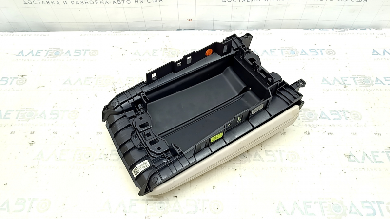 Ракурс центральной консоли бокса подлокотника BMW X5 G05 19-23 с видимой внутренней частью, отсутствует пружина механизма.