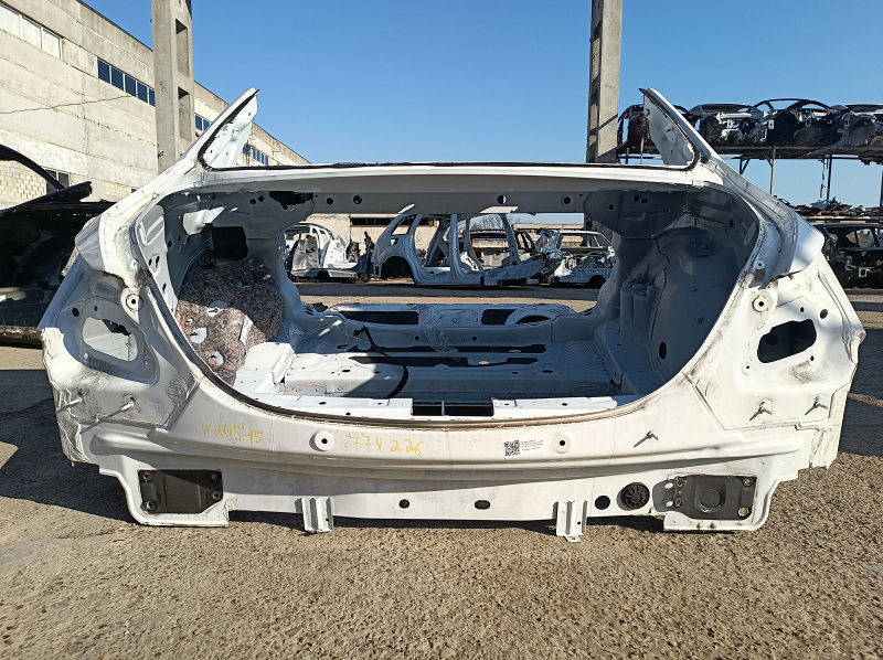 Задняя панель Mercedes C-class W205 15-21 на кузове, белая