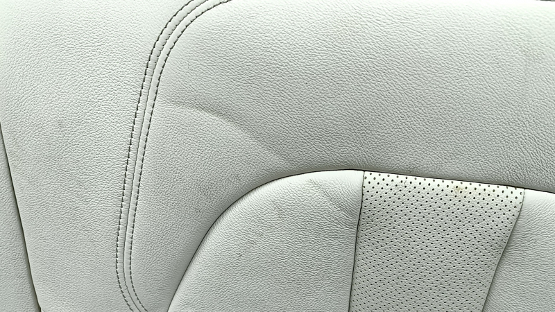 Спинка заднего ряда 2 ряд левая BMW X5 G05 19-22 под 2 ряда, кожа Elfenbein-Weiss, под чистку, вмятины