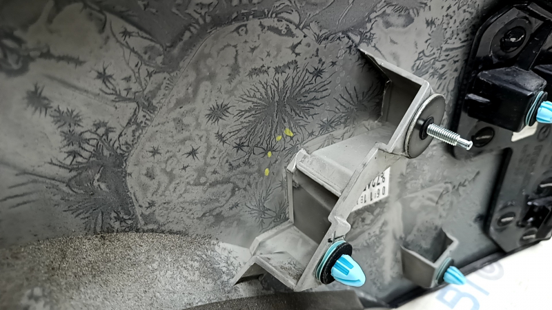 Молдинг двери багажника нижний Mazda CX-5 17-21 без накладки под ручку, трещина в креплении