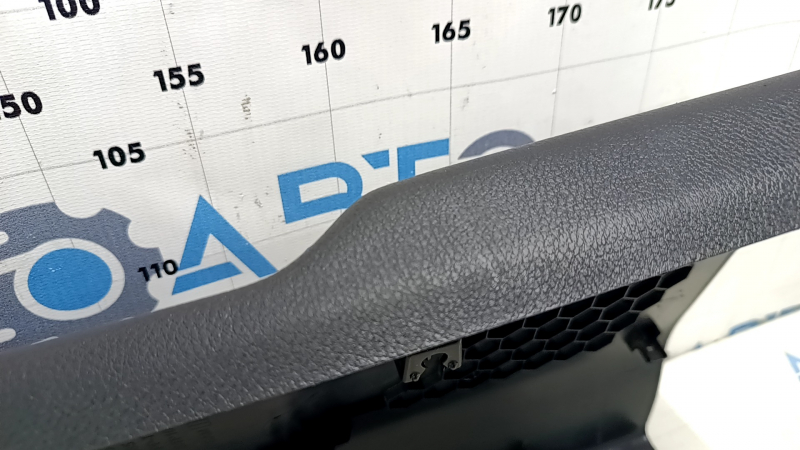 Накладка центральной стойки нижняя правая Jeep Renegade 15-19 черн, царапины