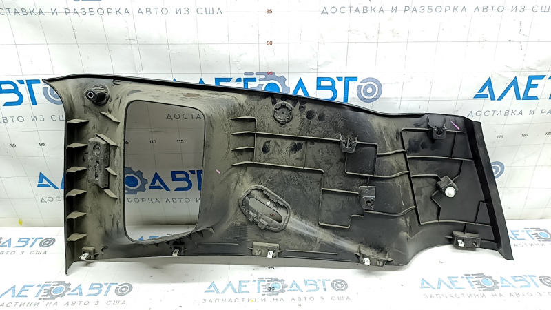 Накладка задней стойки багажника левая Jeep Renegade 15-21 черная, с заглушками, царапины