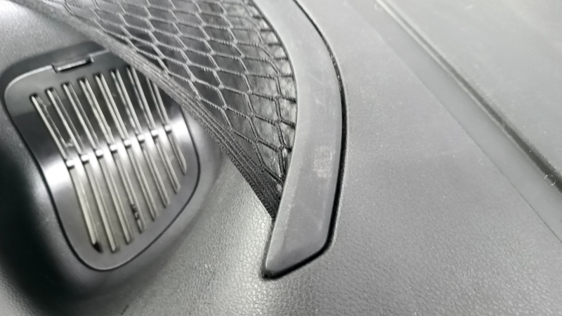 Обшивка арки правая Jeep Renegade 15-20 черная, тип 1, царапины, сломана направляйка
