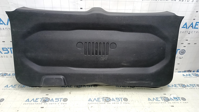 Обшивка двери багажника Jeep Renegade 15-23 черн, без ручки, царапины, надлом, потерта