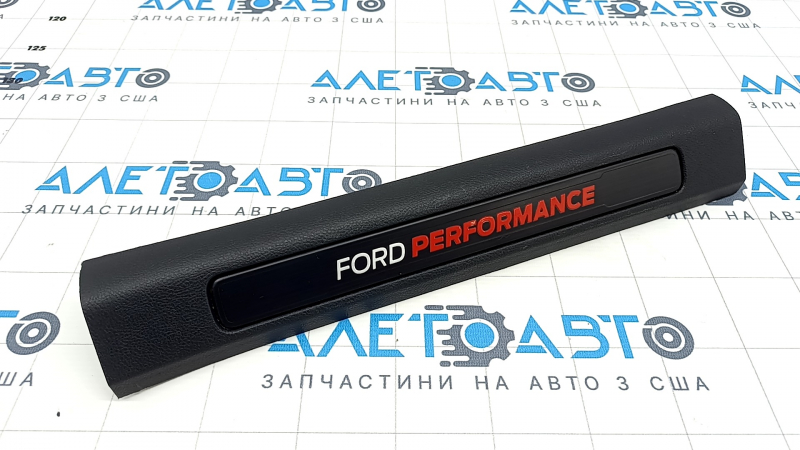 Отделка стоек и проемов для Ford Edge 2019-2024, черная накладка порога с незначительными потёртостями.