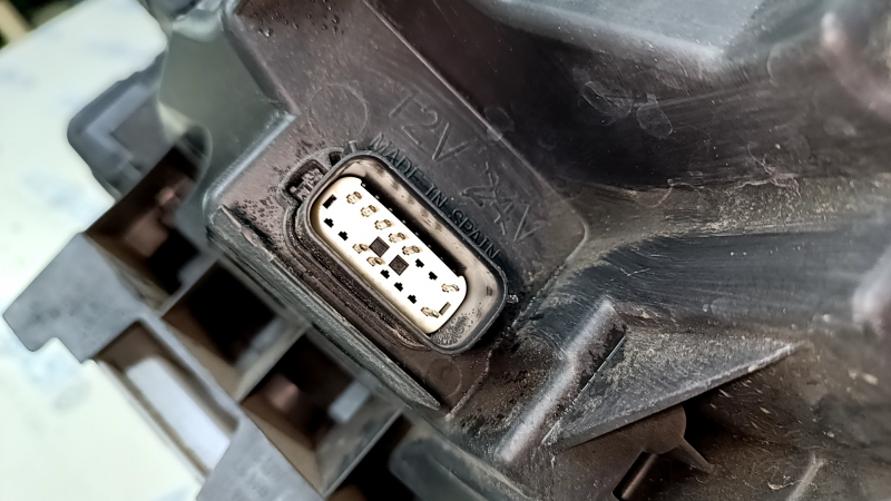 Фара передняя правая в сборе Ford Escape MK4 20-22 LED, царапины, трещина, полез лак