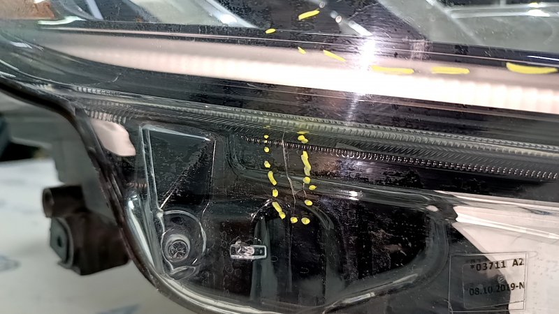 Фара передняя правая в сборе Ford Escape MK4 20-22 LED, царапины, трещина, полез лак