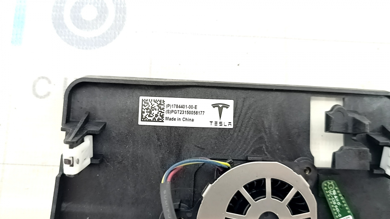 Кронштейн камеры переднего вида Tesla Model Y 23-25 с датчиком и вентилятором, без винтов