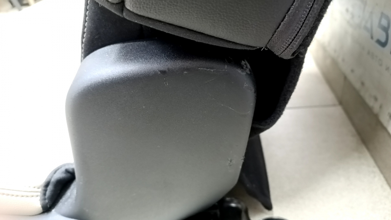 Крупный план заднего сидения Ford Escape, проявления износа на коже с перфорацией.