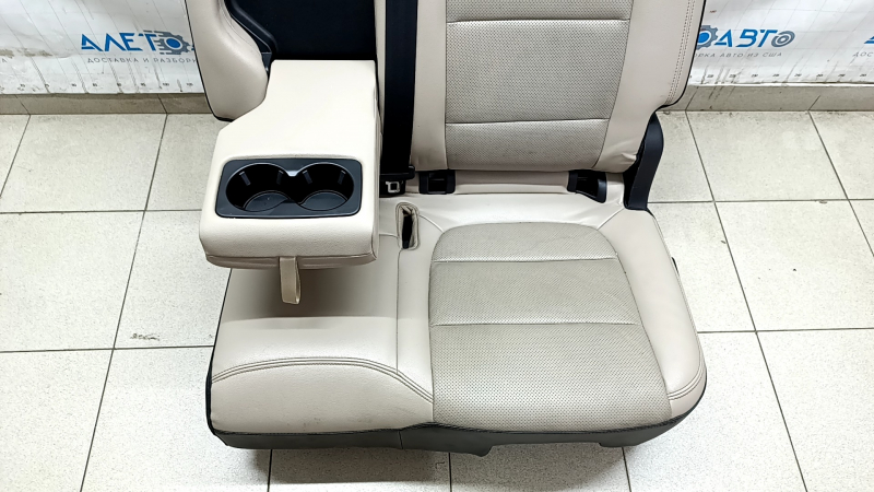 Нижняя часть сиденья Ford Escape, функциональность сохранена, но имеются следы использования.