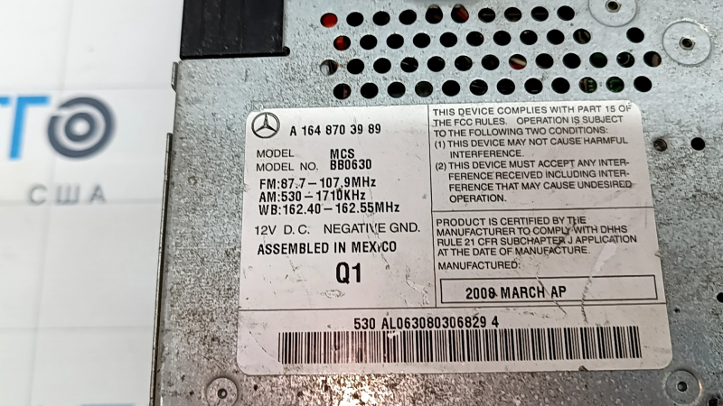 Подключения на задней панели мультимедийного блока для Mercedes ML-класса W164 с видимыми следами использования.