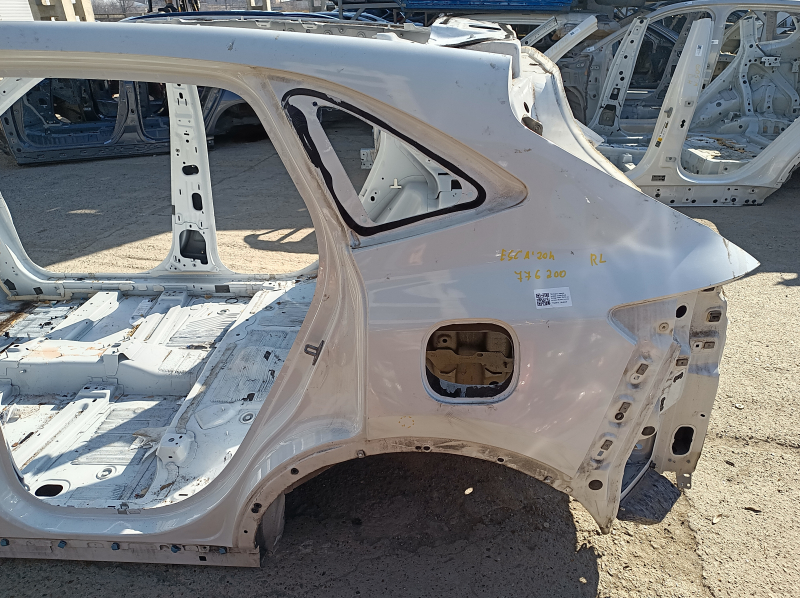 Четверть крыло задняя левая Ford Escape MK4 20-26 на кузове, белая, тычка