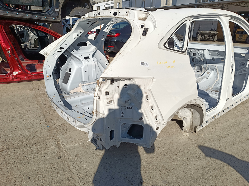 Четверть крыло задняя правая Ford Escape MK4 20-26 на кузове, белая, тычки