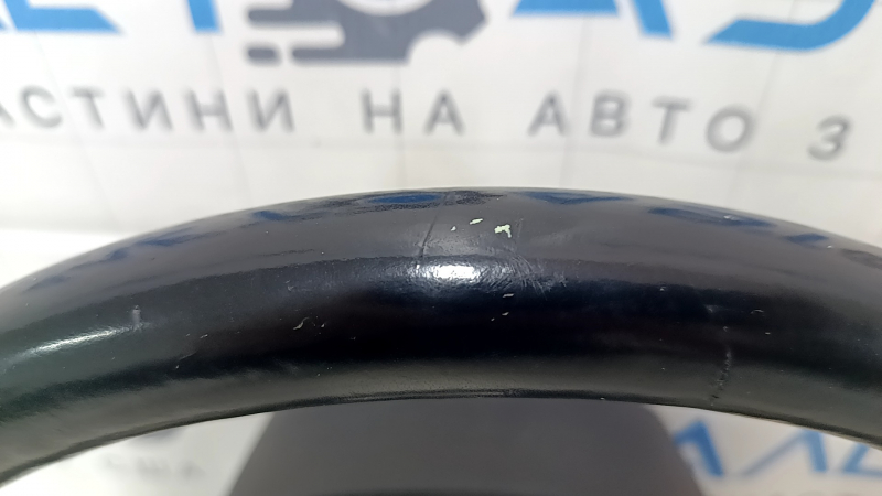 Общий вид руля Jeep Cherokee KL 14-21, акцент на повреждения.