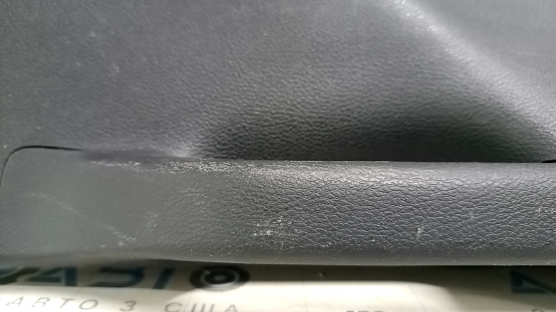 Обшивка двери багажника Jeep Cherokee, вид сбоку, повреждения не критичные.