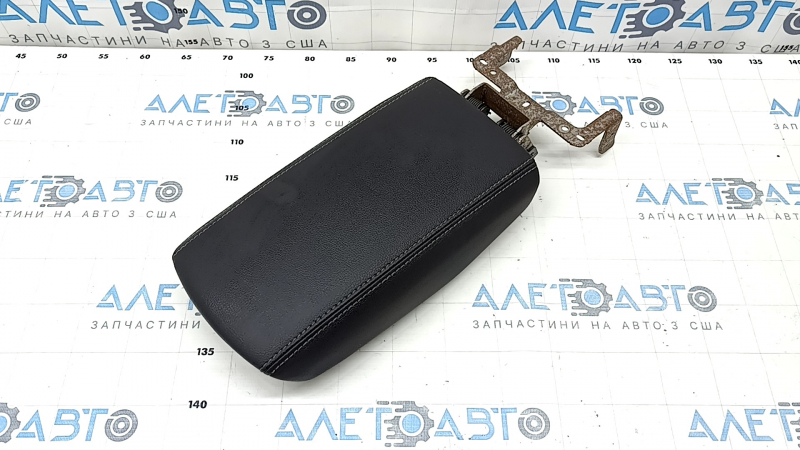 Подлокотник Ford Escape MK3 17-19 кожа черная, серая строчка, ржавый кронштейн, вмятина