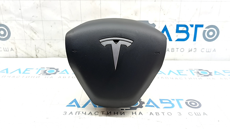 Главный вид подушки безопасности airbag для Tesla Model 3 2018-2023, с потёртостями и ржавым пиропатроном.