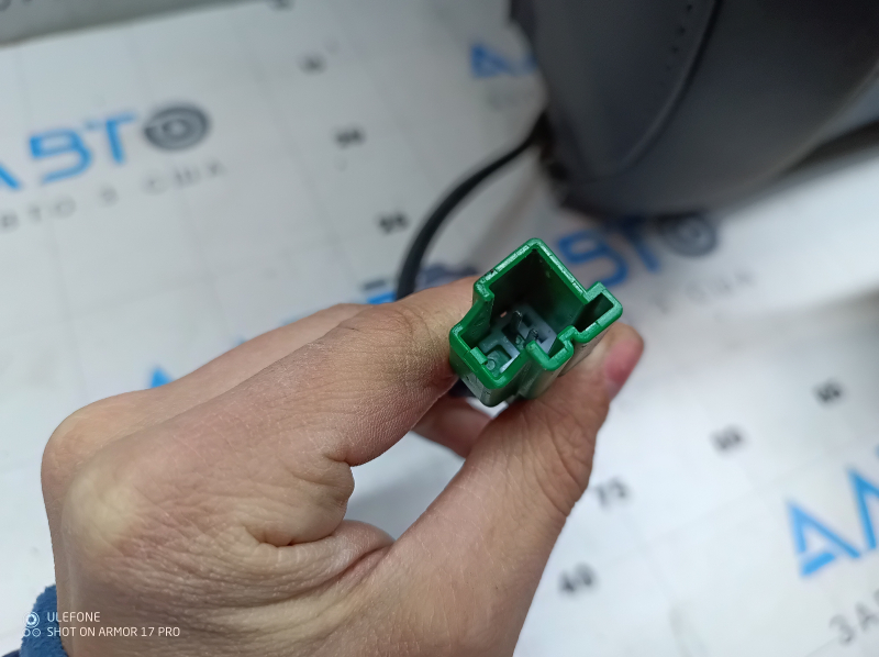 Общая видимость обшивки водительского сидения Tesla Model 3 с характерными износами.