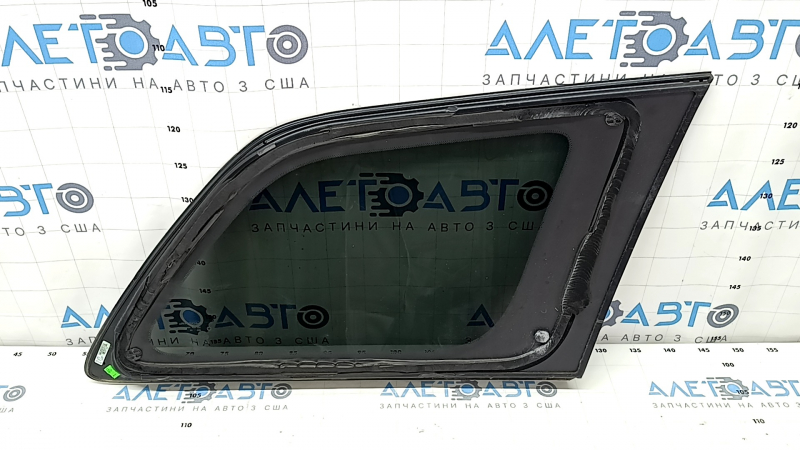 Форточка задняя левая Jeep Grand Cherokee 2011-2022 с хромированным молдингом и тонировкой.