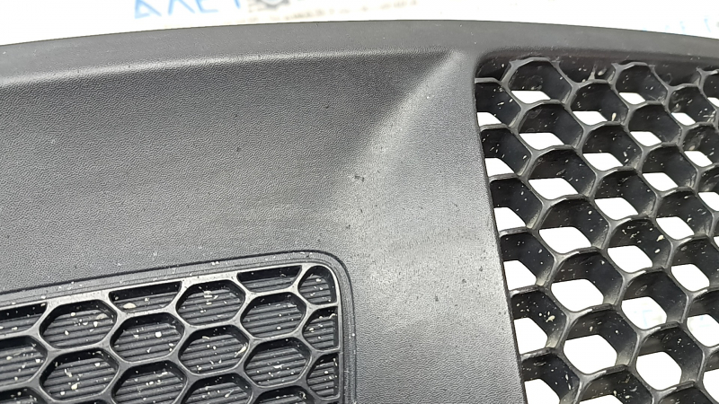 Общий вид нижней решетки переднего бампера Jeep Grand Cherokee, отмечены следы износа.