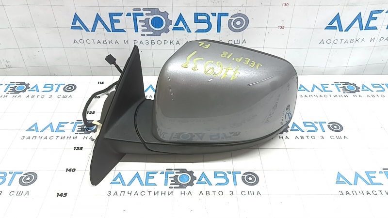 Разъем бокового зеркала автомобиля Jeep, вид с крупным планом.
