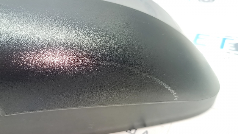 Крупный план царапин на боковом зеркале Jeep Grand Cherokee.