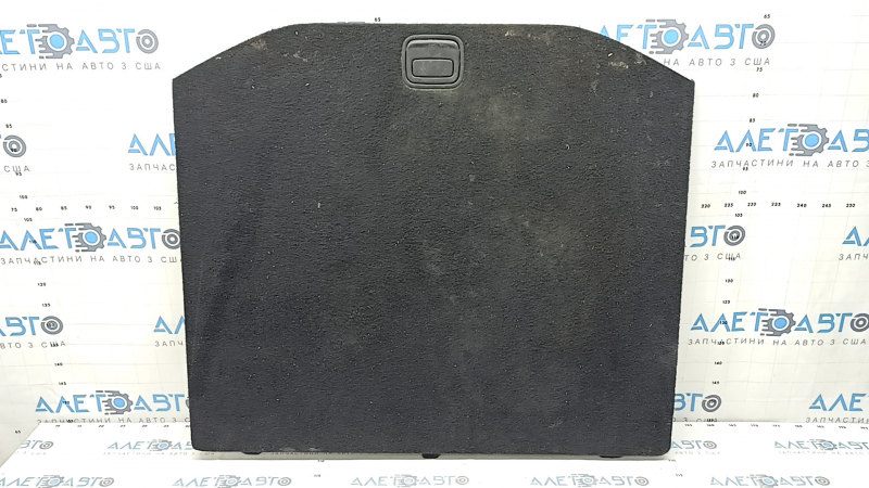 Пол багажника Jeep Grand Cherokee 2011-2022, вид спереди, с царапинами на ручке.