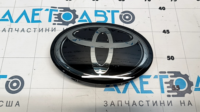 Эмблема решетки радиатора grill Toyota Camry v70 18-20 под радар