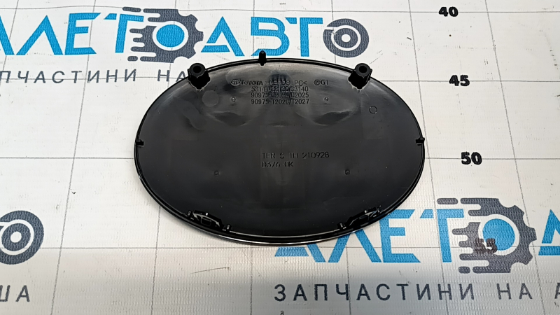 Эмблема решетки радиатора grill Toyota Camry v70 18-20 под радар