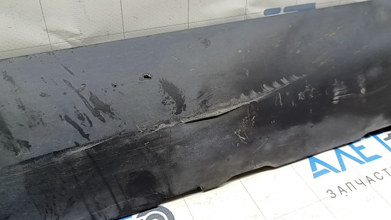 Порог левый Tesla Model 3 18-23 структура, потерт, царапины, надрывы