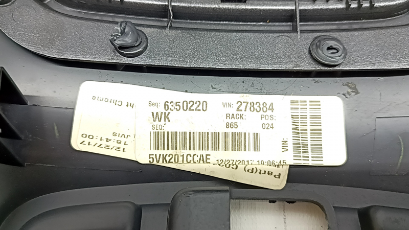 Накладка центральной консоли с подстаканниками Jeep Grand Cherokee WK2 17-21 серебро, царапины, полез хром