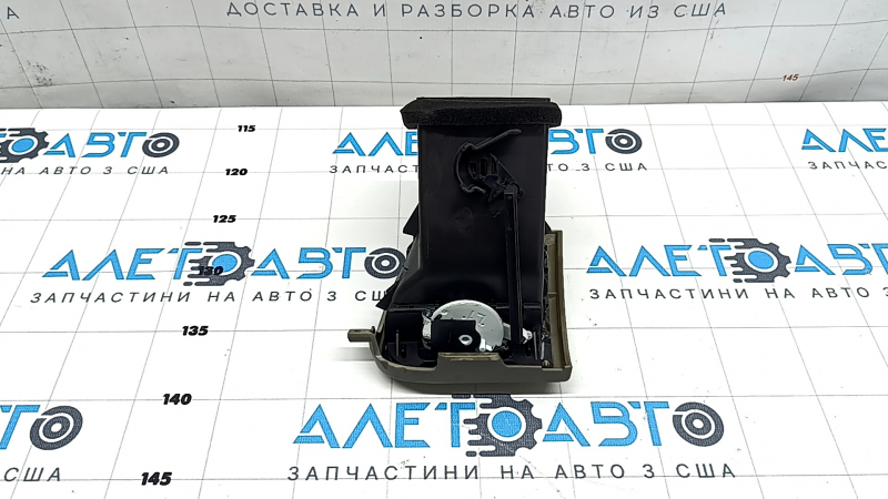 Дефлектор воздуховода торпеды левый Jeep Grand Cherokee WK2 14-17 с серебристой накладкой, трещина в креплении, сломано крепление