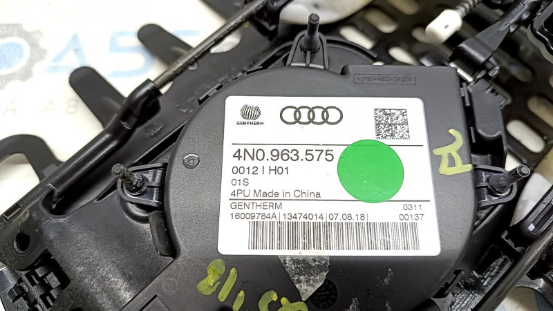 Крупный план оригинального номера детали поясничного подпора Audi, подтверждающий его подлинность.