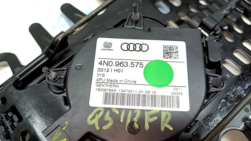 Крупный план механизма поясничного подпора изнутри, подходит для Audi Q5 2018-2024.