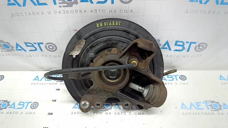 Вид цапфы задней правой Jeep Grand Cherokee WK2 2011-2022, на которой отмечены следы эксплуатации.