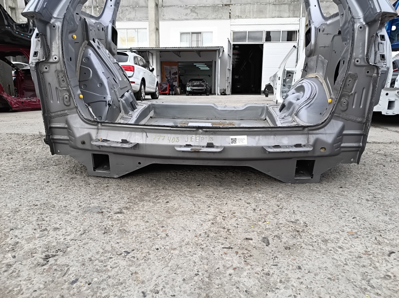 Задняя панель Jeep Grand Cherokee WK2 11-22 2 части, на кузове, серебро