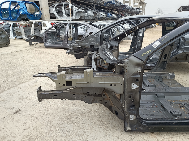 Четверть передняя левая Jeep Cherokee KL 19-23 на кузове, черная